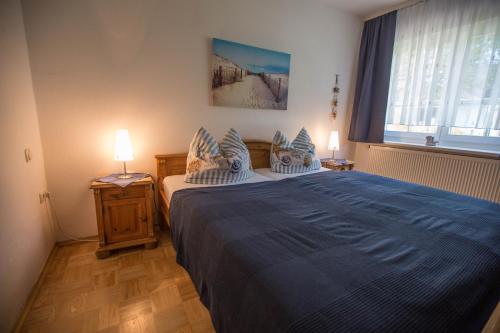 朱列斯拉赫Pension Hinter der Düne的一间卧室配有一张带蓝色毯子的大床