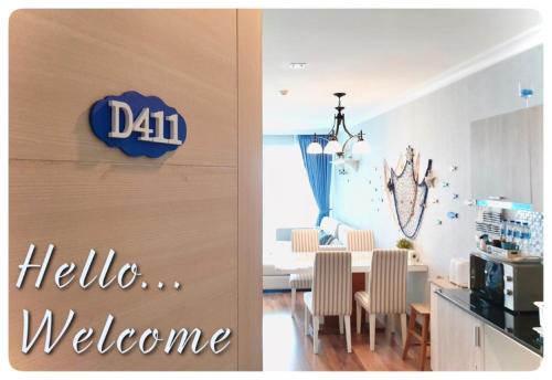 华欣D411 My Resort Huahin的厨房以及带桌子和书签的用餐室,欢迎客人前来。