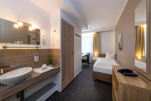 汉堡奥特公园酒店的酒店客房设有水槽和一张床