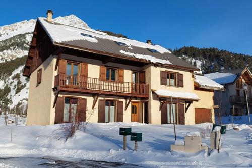 内瓦什Le Vallon des âmes - Large house for 15 people in Roubion的大房子,下雪