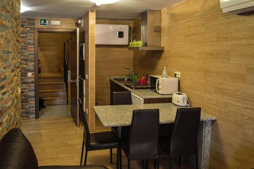 托莱多托莱多旅游公寓的厨房配有桌椅和微波炉。