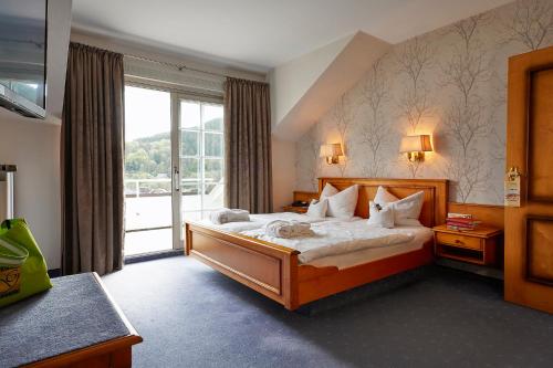 维林根格贝尔斯兰德酒店的酒店客房设有一张床和一个大窗户