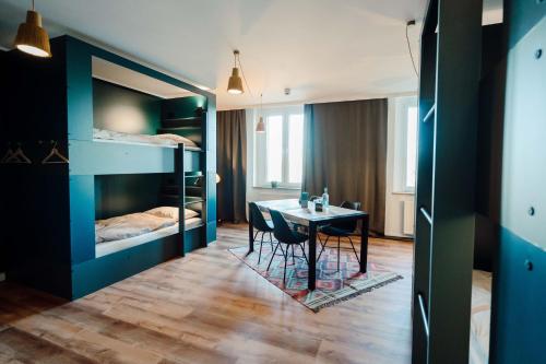 Schlafladen Hildesheim Hotel & Hostel客房内的一张或多张床位