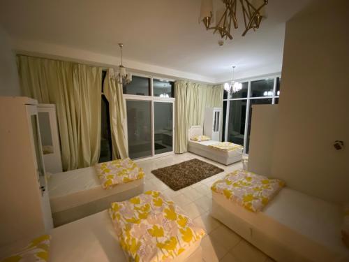 迪拜Elegance hostel的客厅设有两张沙发和一个大窗户