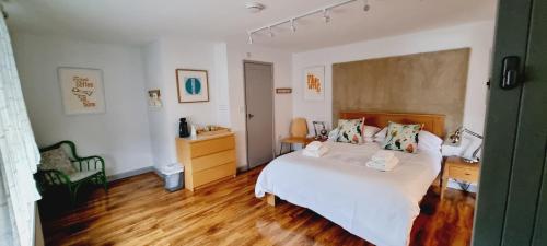斯托昂泽沃尔德B - 简约客房旅馆的卧室配有白色的床和木地板