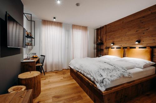 兹林JOHAN HOTEL的一间卧室配有一张大床和木制床头板