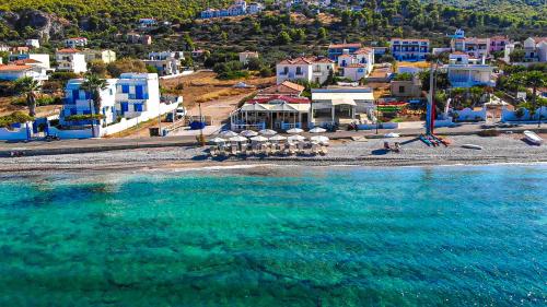 斯卡拉拉扎海滩酒店的蓝色建筑和水面的海滩空中景观