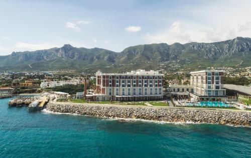 凯里尼亚Kaya Palazzo Resort & Casino的海洋旁度假胜地的空中景致