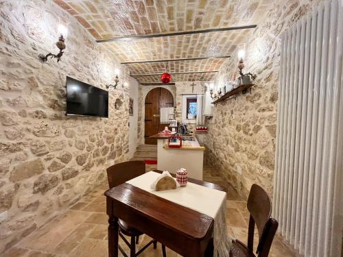 坎波迪焦韦B&B Casa Antonetti的一间设有桌子和石墙的用餐室