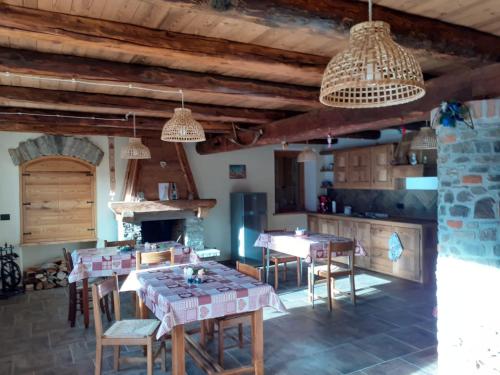 RiclarettoLa scuola的厨房设有木制天花板和桌椅