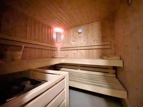 莫尔济讷Chalet in Morzine sleeping 12 with sauna的小型桑拿浴室设有木墙和木架