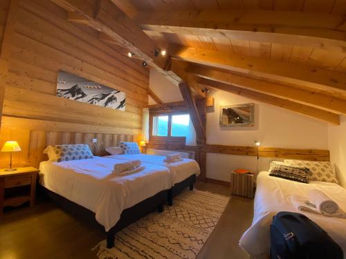 Chalet in Morzine sleeping 12 with sauna客房内的一张或多张床位