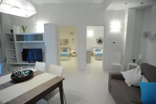 弗洛里迪亚意大利度假公寓的带沙发的客厅和用餐室