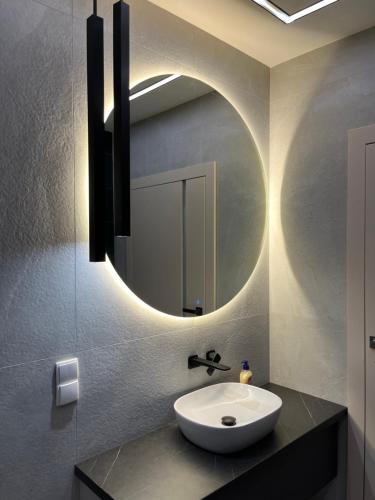 布罗德尼察Apartament Sweet Dream Longinówka的一间带水槽和镜子的浴室