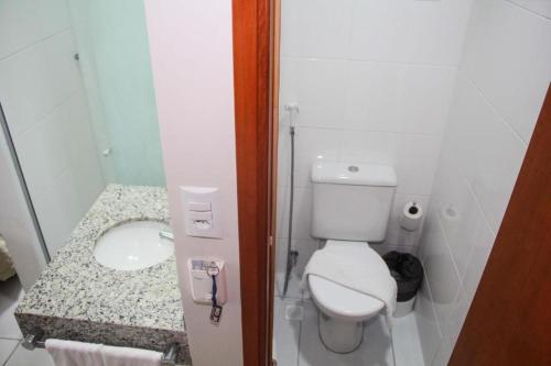 马塞约Expresso R1 Hotel Economy Suites的一间带卫生间和水槽的小浴室