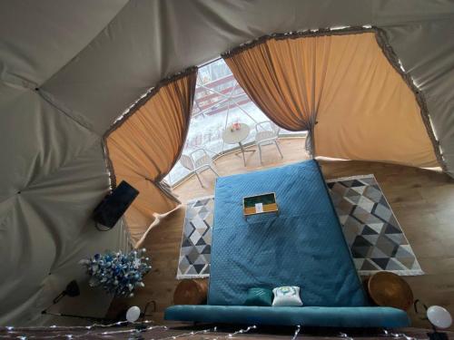 亚列姆切Karpatski Dzherela的帐篷内蓝色沙发的景色
