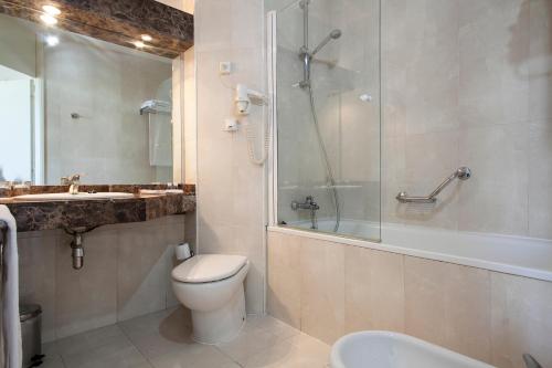 雷乌斯Crisol Quality Reus的浴室配有卫生间、淋浴和盥洗盆。
