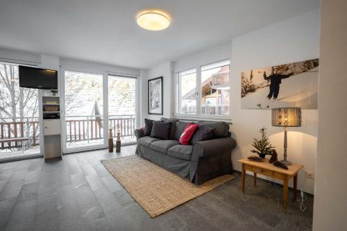 采尔马特Modern apartment with Matterhorn view的带沙发和电视的客厅