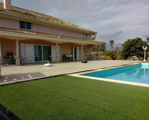 曼瓜尔迪Casa do soito的一座带游泳池和庭院的房子