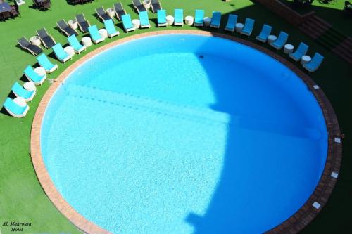 亚历山大Fleet Club Mahrousa的享有带躺椅的游泳池的顶部景致