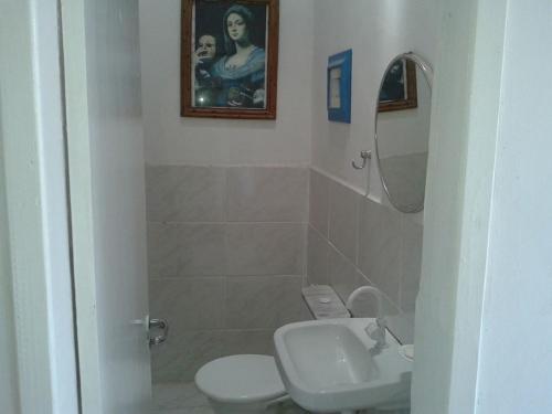 伊塔卡雷Casa de Vidro的一间带卫生间、水槽和镜子的浴室