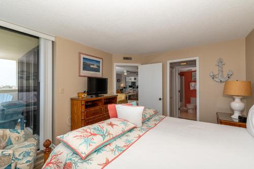 大西洋滩Sands Villas II的一间卧室配有一张大床和电视
