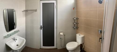 BedungBEDONG GOLF VILLA的一间带卫生间和水槽的浴室