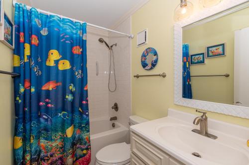 大西洋滩Dunescape Villas的一间带水槽和淋浴帘的浴室