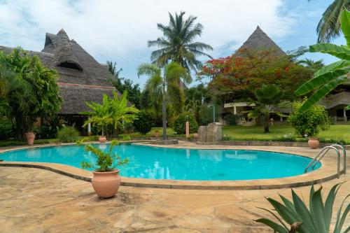 迪亚尼海滩Amani Paradise - Luxury Villas的度假村前的游泳池