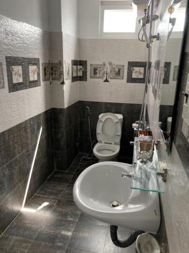 大叻Holly Hostel的一间带水槽和卫生间的浴室
