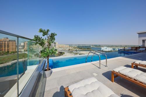 迪拜Ink Hotel的享有大楼顶部游泳池的景色