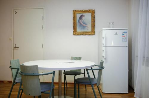 托尔尼奥Motel Tornio的白色桌椅和白色冰箱