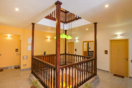 蓬蒂切里AURA HOTEL的房屋内有木制螺旋楼梯的大圆柱