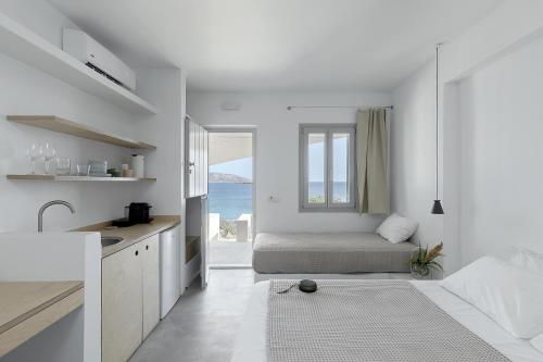考弗尼西亚Teal Blue的白色的客房设有床和窗户。