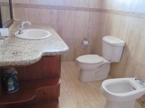苏莎亚索苏伊斯帕尼奥拉别墅的浴室配有白色卫生间和盥洗盆。