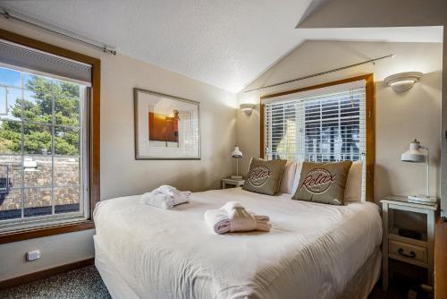 卡农海滩Beaches Inn | Herons Nest Loft的一间卧室配有一张大床和两条毛巾