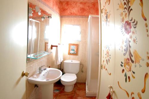 瓜迪亚纳河畔桑卢卡尔洛斯毛利诺斯酒店的一间带卫生间和水槽的小浴室
