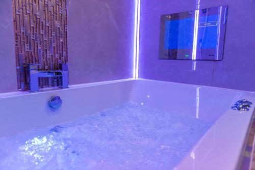 布雷得佛Meridian Serviced Apartments的浴室设有装满水的浴缸。