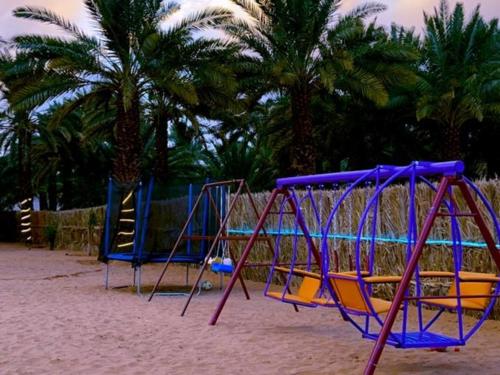 欧拉أستراحة مون لايت الريفي的棕榈树海滩上的游乐场