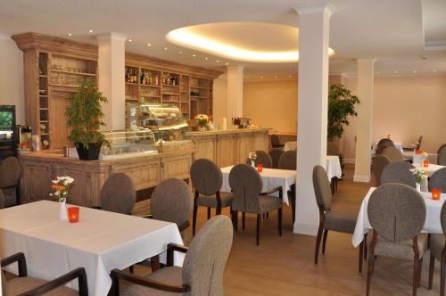 科尔平塞Hotel Karl's Burg的一间带桌椅和柜台的餐厅