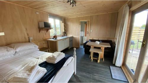 Beautiful Wooden tiny house, Glamping cabin with hot tub 3客房内的一张或多张床位