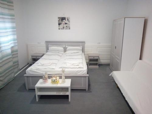 胡内多阿拉Cazare SPORT CONFORT的白色卧室配有床和桌子