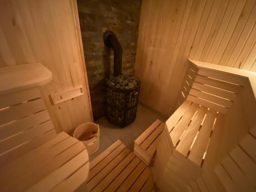 米库利钦Zorianyy Guest House的一个带卫生间和垃圾桶的桑拿浴室