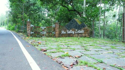 埃尔加德Blue Valley Estate-12 Acre Forest-Silver Oak-Villa的路旁的标志