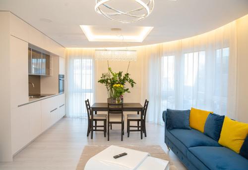 考纳斯Luxurious Blue&Yellow Apartment in Kaunas Center的客厅配有蓝色的沙发和桌子