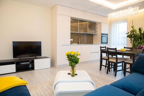 考纳斯Luxurious Blue&Yellow Apartment in Kaunas Center的客厅配有蓝色的沙发和桌子