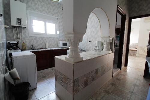 哈曼苏斯Nice Holiday Apartment Hammam Sousse的厨房配有带水槽的柜台和窗户。