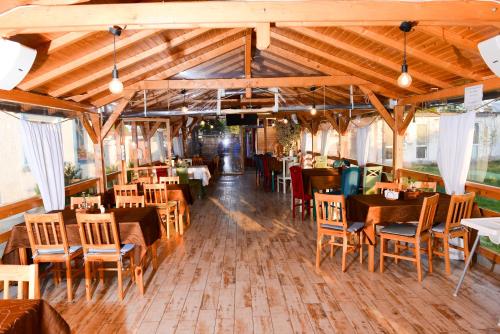 穆里吉奥尔Casa Anastasia的一间设有木桌和椅子的餐厅