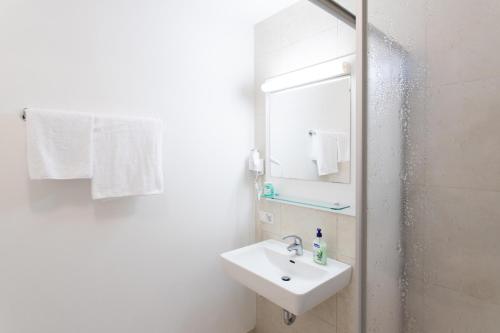 巴德加斯坦Waterfall TOP 15 - NEW IMAGE 2022的白色的浴室设有水槽和镜子
