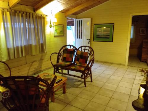 San IsidroCatamarca Hospedaje Star的门廊上配有桌椅的房间